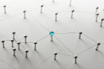 Nagels in een bord verbonden met nylondraad verbeelden een netwerk