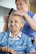 Jonge dame doet het haar van een oudere dame